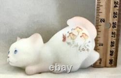 Fenton Pouncing Kitten /Cat White Satin 1985 Peach Meadow Blooms Vintage