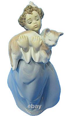 LLARDRO Daisa 1996 Figurine Sculpture Girl & Holding Large Cat 6422