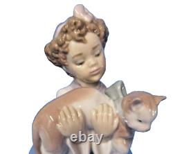 LLARDRO Daisa 1996 Figurine Sculpture Girl & Holding Large Cat 6422