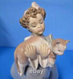 LLARDRO Daisa 1996 Figurine Sculpture Girl & Holding Large Cat 6422