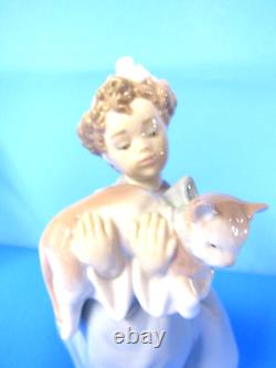 LLARDRO Daisa 1996 Figurine Sculpture Girl & Holding Large Cat 6422