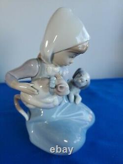 Lladro Little Friskies #5032 Figure Mint in Original Box