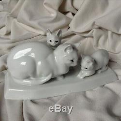 1930 Signée Art Déco Blanc Porcelaine Zsolnay Chat Chaton Famille Cub Pet Vieux