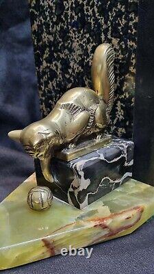 Adorables serre-livres en bronze ancien art déco représentant des chats jouant avec une balle