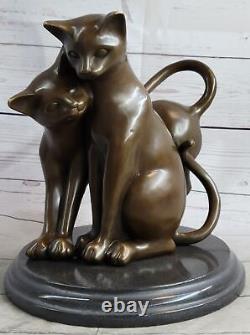 Art Déco Deux grands chats domestiques jouant entre eux Sculpture en bronze Statue