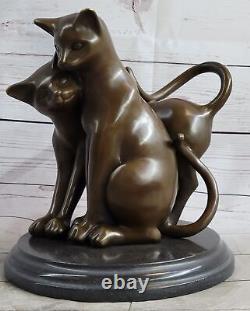 Art Déco Deux grands chats domestiques jouant entre eux Sculpture en bronze Statue