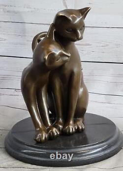 Art Déco Deux grands chats domestiques jouant entre eux Sculpture en bronze Statue