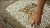 Artiste S Mosaïques Remplir Potholes Avec L'art De Rue Réel