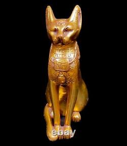 Belle chatte égyptienne BASTET, DÉESSE de la protection et de la bonne chance avec le scarabée