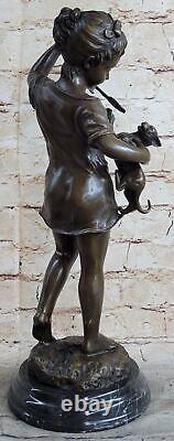 Bronze Figurine en fonte à chaud de style Art Déco représentant un enfant en bas âge et son chat joueur.