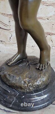 Bronze Figurine en fonte à chaud de style Art Déco représentant un enfant en bas âge et son chat joueur.