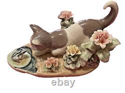 Chaton Lladro & Grenouille dans les Fleurs Capturent le plaisir porcelaine 1989 signé