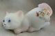 Chaton Bondissant Fenton / Chat En Satin Blanc 1985 Pêche Prairie Fleurs Vintage