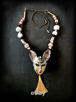 Collier de luxe pour femme en bijouterie, pendentif à l'art déco représentant un chat avec un masque vénitien en or.