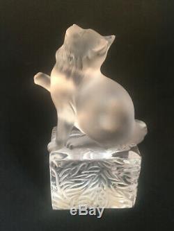 Cristal Lalique Cat Regarder En L'air Avec Patte Surélevée Sur Socle De Base, Signée