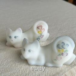 Ensemble de 2 figurines de chat accroupi en verre d'art Fenton, cadeau de naissance pour fille et garçon.