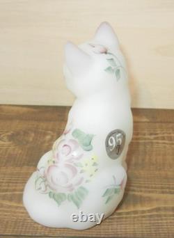 Fenton Art Glass Chat Assis Jardin de Roses Fenton Signé par l'Artiste