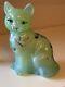Fenton Art Glass - Chat Assis - Vert écume De Mer, Bord Bleu - Papillon, Fleurs - Signé