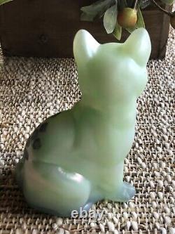 Fenton Art Glass - Chat assis - Vert écume de mer, bordure bleue - Papillon, Fleurs - signé