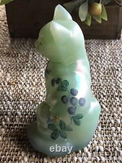 Fenton Art Glass - Chat assis - Vert écume de mer, bordure bleue - Papillon, Fleurs - signé