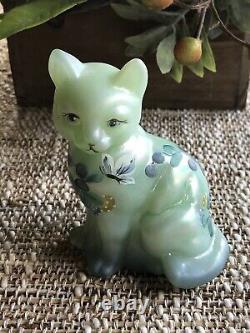 Fenton Art Glass - Chat assis - Vert écume de mer, bordure bleue - Papillon, Fleurs - signé