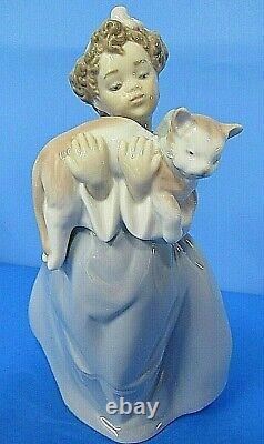 Figurine Sculpture Fille tenant un grand chat LLADRÓ Daisa 1996 6422