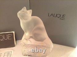 Figurine de chat Lalique sur une base en verre dépoli clair signée Made In France Nouveau
