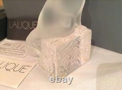 Figurine de chat Lalique sur une base en verre dépoli clair signée Made In France Nouveau