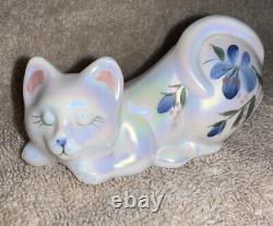 Figurine de chat accroupi en verre d'art Fenton peint à la main