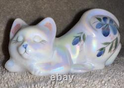Figurine de chat accroupi en verre d'art Fenton peint à la main