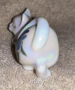 Figurine de chat accroupi en verre d'art Fenton peint à la main