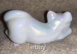 Figurine de chat accroupi en verre d'art Fenton peint à la main