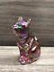 Figurine De Chat Assis En Verre D'art Irisé Rose Fenton, Peinte à La Main, Signée Par L'artiste