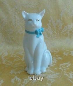 Figurine de chat blanc assis en porcelaine peinte à la main de Herend Hongrie avec un nœud bleu