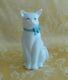 Figurine De Chat Blanc Assis En Porcelaine Peinte à La Main De Herend Hongrie Avec Un Nœud Bleu