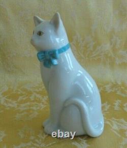 Figurine de chat blanc assis en porcelaine peinte à la main de Herend Hongrie avec un nœud bleu