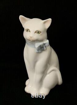 Figurine de chat blanc assis en porcelaine peinte à la main de Herend Hongrie avec un nœud bleu, comme neuf.