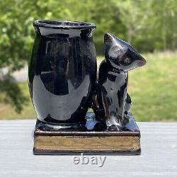 Figurine de chat en poterie rouge émaillée noire antique pour Halloween, Shafford, style Art déco de la fin du XIXe siècle.