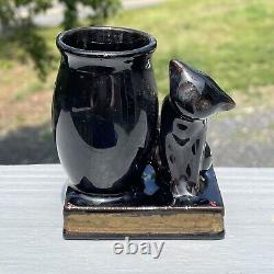 Figurine de chat en poterie rouge émaillée noire antique pour Halloween, Shafford, style Art déco de la fin du XIXe siècle.