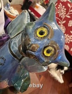 Figurine de chat souriant grotesque CH Brannam Pottery avec yeux en verre doré et noeud papillon.