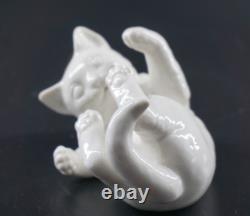 Figurine en porcelaine blanche de petit chat de Nymphenburg Luise Terletzki-Scherf RARE