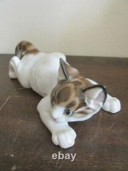 Figurine en porcelaine de chat couché Rosenthal Allemagne T Karner