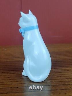 Figurine en porcelaine peinte à la main de Herend Hongrie représentant un chat blanc assis avec un nœud bleu