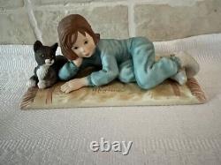 Figurine en porcelaine vintage de Goebel Allemagne - Fille avec un chat, marquée Martin Marked.