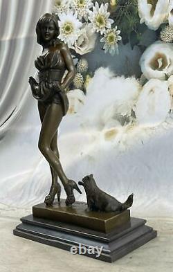 Fille sexy Art Déco avec son chat - Sculpture en bronze massif à 100% réalisée par la méthode de la cire perdue