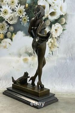 Fille sexy Art Déco avec son chat - Sculpture en bronze massif à 100% réalisée par la méthode de la cire perdue