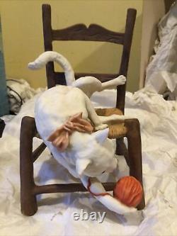Giuseppe Armani Figurine Cat Playing Avec Yard Ball On Chair Italie