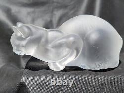Grande figurine de chat accroupi en cristal givré de Lalique, célèbre et fabriquée en France, 9,5 pouces.