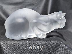 Grande figurine de chat accroupi en cristal givré de Lalique, célèbre et fabriquée en France, 9,5 pouces.