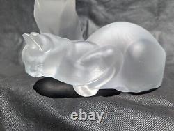 Grande figurine de chat accroupi en cristal givré de Lalique, célèbre et fabriquée en France, 9,5 pouces.
